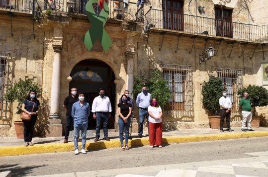 Minuto de silencio ante las puertas del Ayuntamiento de Lora del Río por las víctimas del Coronavirus.